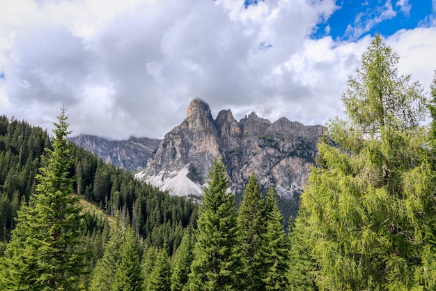 Cordilheira das Dolomitas italianas cercada por uma floresta. Trentino-Alto Adige, Itália