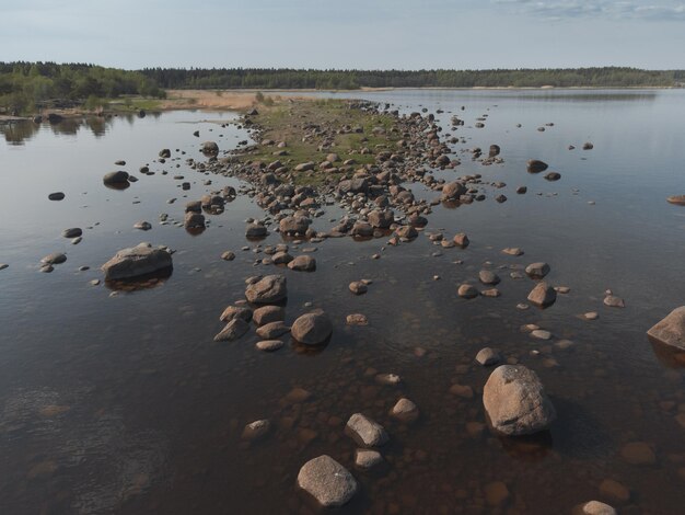 Foto cordilheira de pedra no golfo da finlândia