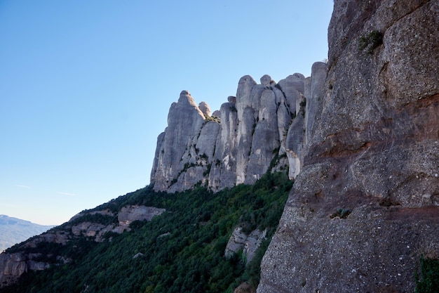 Cordilheira de vários picos de Montserrat em um dia ensolarado na Catalunha, Espanha