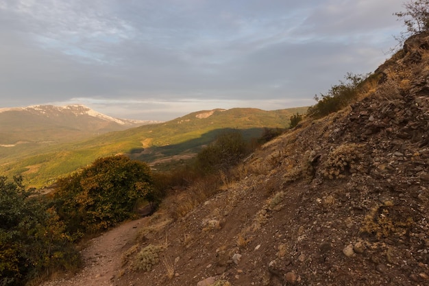 Cordilheira Demerdzhi Vista das rochas de baixo