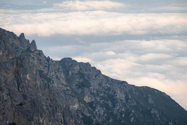 Cordilheira maciça elevando-se acima das nuvens durante o pôr do sol eslováquia europa