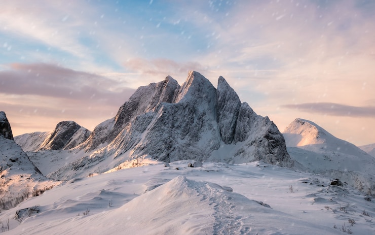 Foto cordilheira majestosa com neve na manhã do nascer do sol