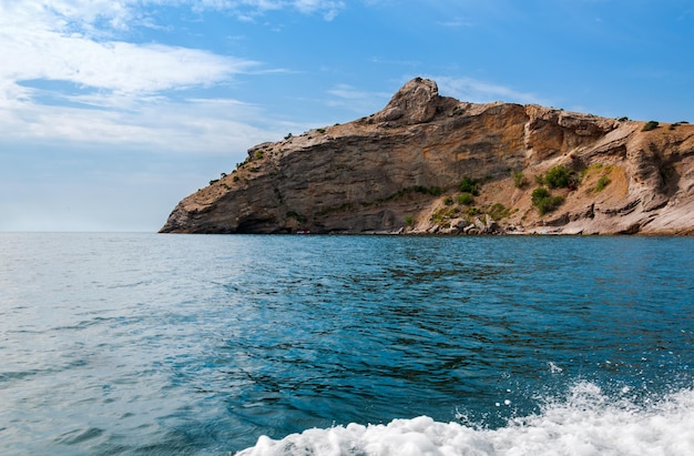 Cordilheira que se projeta para o mar Penhasco de montanha no Mar Negro