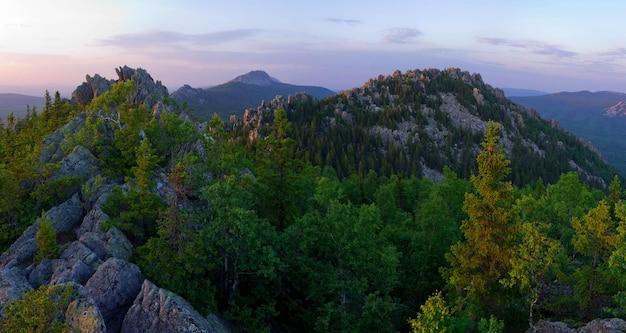 Cordillera al atardecer Rocas xAiluminada por la luz del atardecer