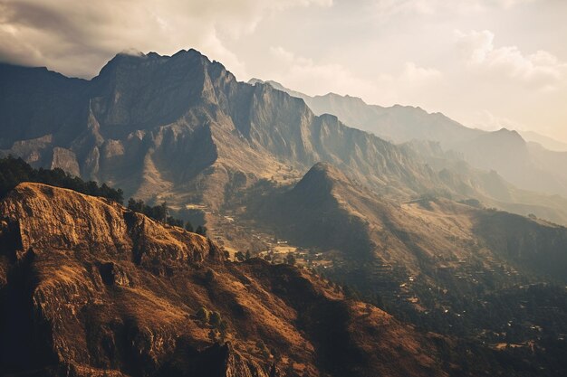 La cordillera bañada por la luz del sol poniente