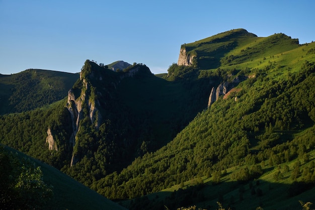 Cordillera Big Thach Paisaje de verano Montaña con pico rocoso Rusia República de Adygea Parque natural Big Thach Cáucaso