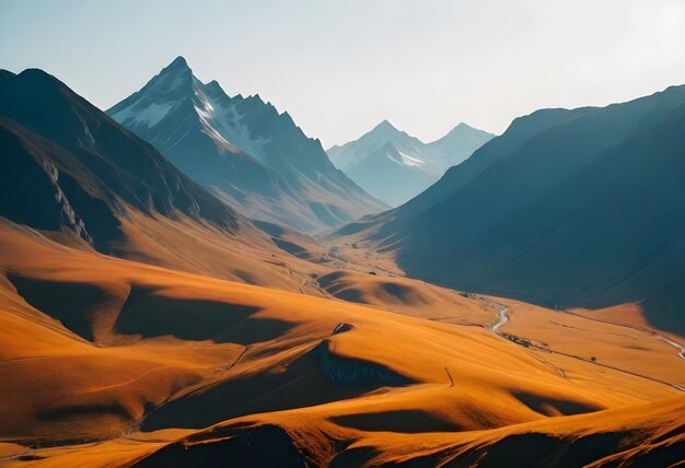 una cordillera con un camino que conduce a la cima