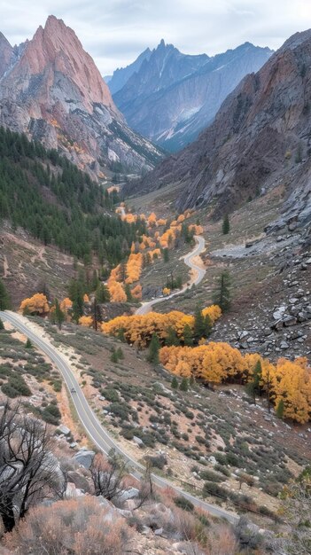 Una cordillera con una carretera que la atraviesa