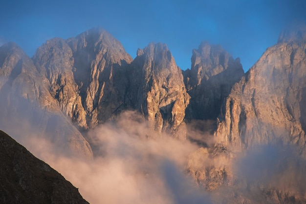 Una cordillera con un cielo azul y nubes.