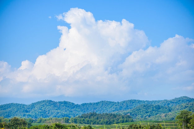 Cordillera y cielo azul con nubes.