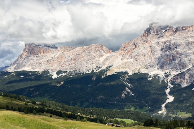 Cordillera de los Dolomitas italianos durante un cambio de clima