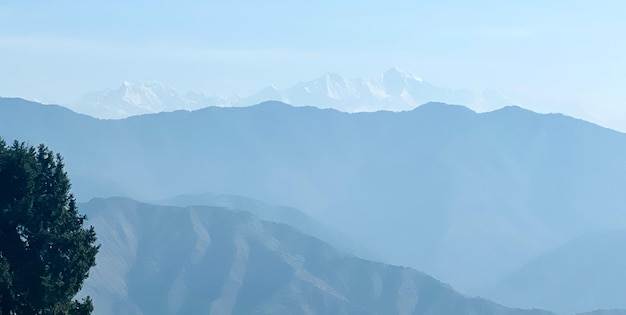 Foto cordillera del himalaya con un cielo azul