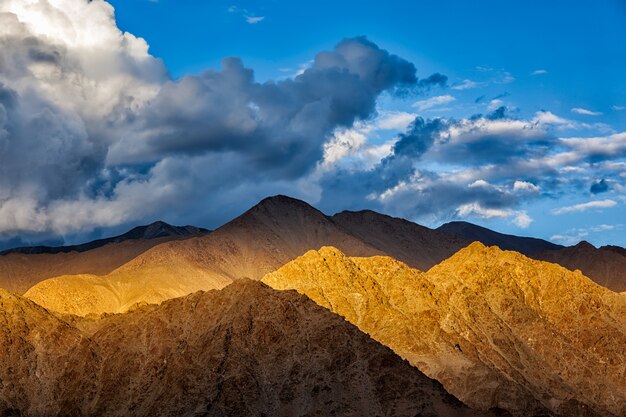 Cordillera Himalaya Zanskar al atardecer