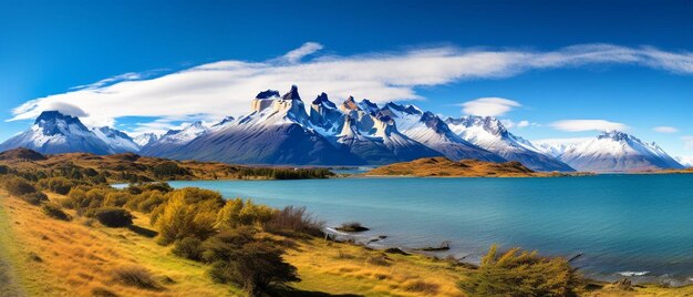 una cordillera con un lago en primer plano