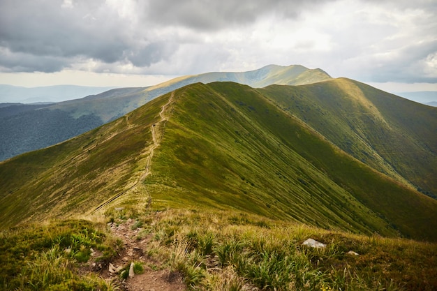 Cordillera Montaña de los Cárpatos Ucrania Rutas de senderismo y senderismo en la cresta de Borzhava Zona rural de las montañas de los Cárpatos en otoño