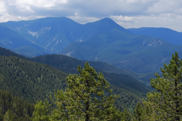 una cordillera con una montaña en el fondo