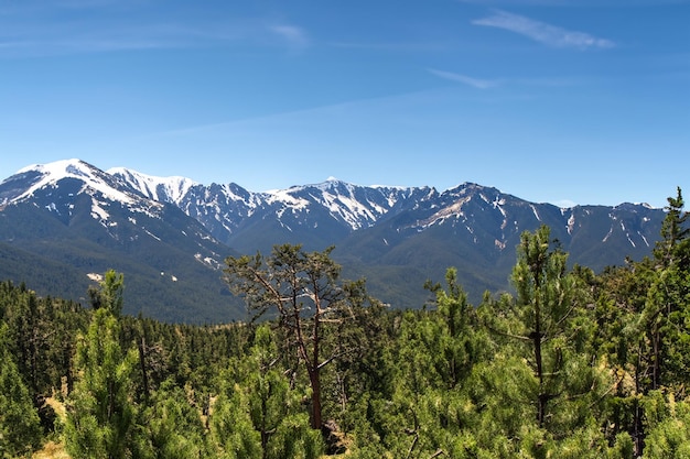 una cordillera con una montaña en el fondo