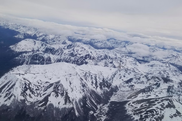 Una cordillera nevada se ve desde un avión.