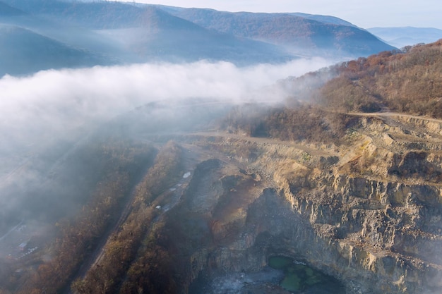 Cordillera con la niebla de la mañana cantera de piedra natural rocas en las rodajas