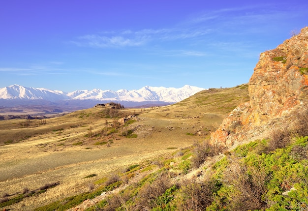 La cordillera NorthChui en las montañas de Altai Una ladera rocosa en la estepa de Kurai coronada de nieve