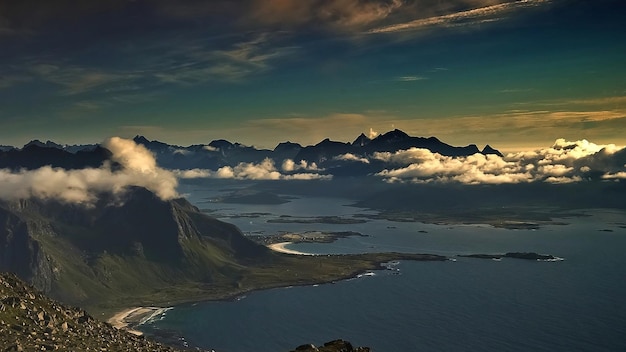 Foto una cordillera con nubes y montañas en el fondo