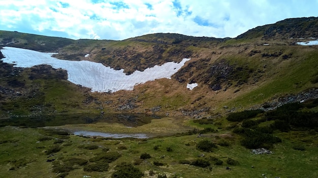 La cordillera nubla el paisaje panorámico de las montañas de los Cárpatos