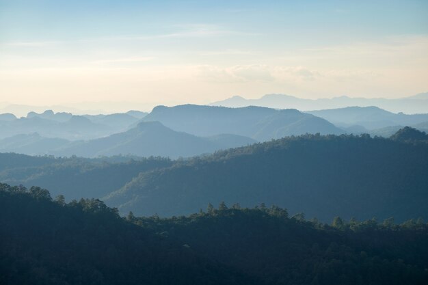 Cordillera de paisaje en soleado