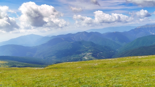 Cordillera con prados verdes