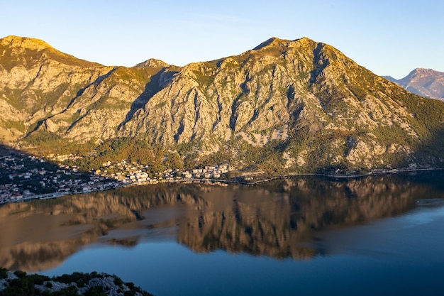 Una cordillera se refleja en el agua.