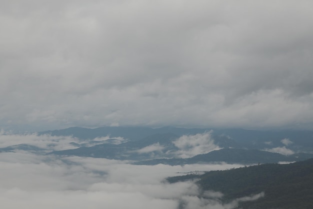 Cordillera con siluetas visibles a través de la niebla azul de la mañana