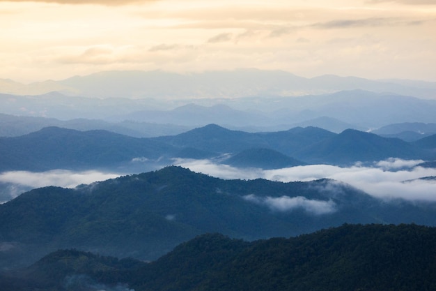 Cordillera con siluetas visibles a través de la niebla colorida de la mañana.