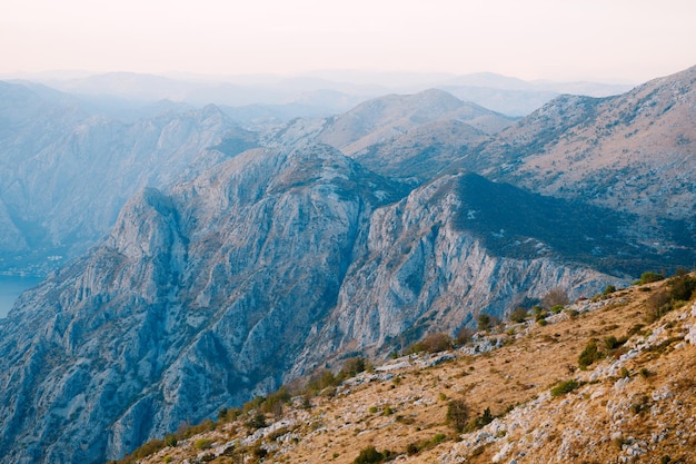 Cordillera sobre la bahía en el monte de niebla lovcen