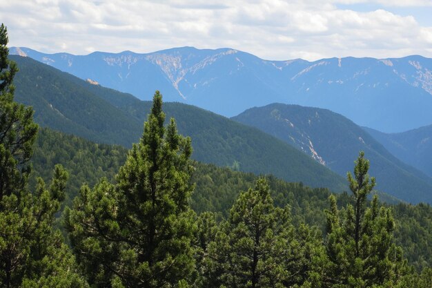 una cordillera con vistas a las montañas