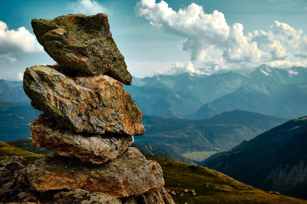 Cordilleras en un día soleado en Georgia Sky con nubes y colinas torre de piedras