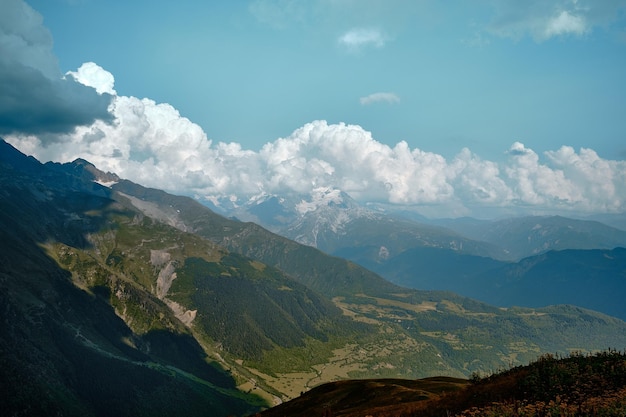 Cordilleras en un día soleado en Georgia Sky con nubes y colinas