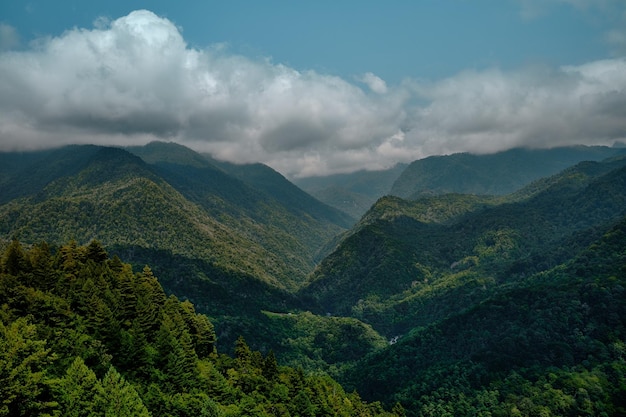 Foto cordilleras en un día soleado en georgia sky con nubes y colinas