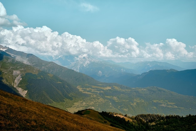 Cordilleras en un día soleado en Georgia Sky con nubes y colinas