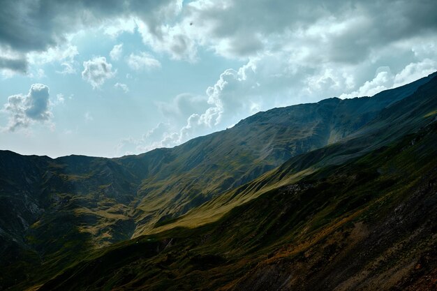 Cordilleras en un día soleado en Georgia Sky con nubes y colinas