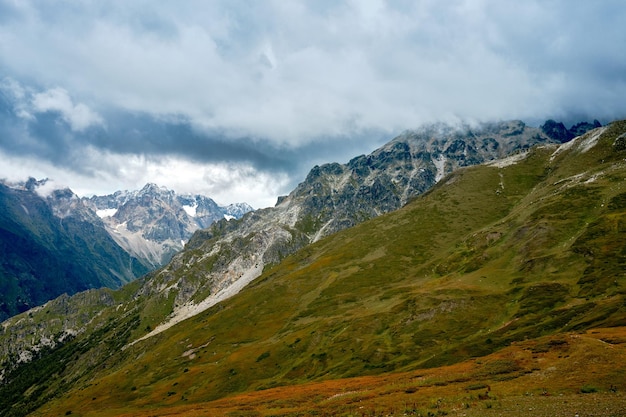 Foto cordilleras en un día soleado en georgia sky con nubes y colinas