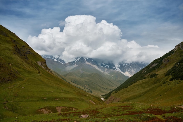 Foto cordilleras en un día soleado en georgia sky con nubes y colinas