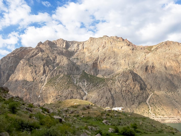 Cordilleras y nubes blancas