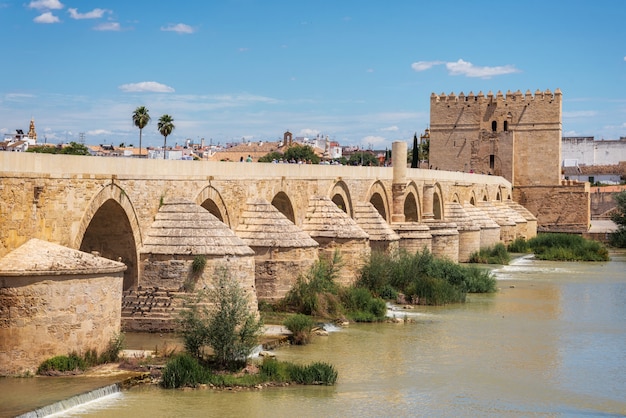 Córdoba, Espanha. A ponte romana e a torre de Calahorra.