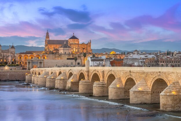 Córdoba, espanha, cidade velha vista do rio ao pôr do sol.