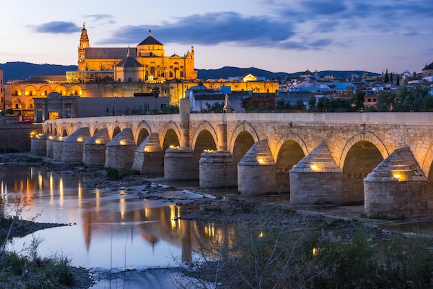 Córdoba Espanha vista da Ponte Romana e MesquitaCatedral no crepúsculo