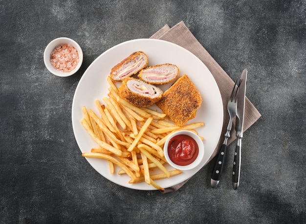 Foto el cordon bleu de pollo está hecho de filete de pechuga de pollo, queso mozzarella de res ahumado y luego enrollado