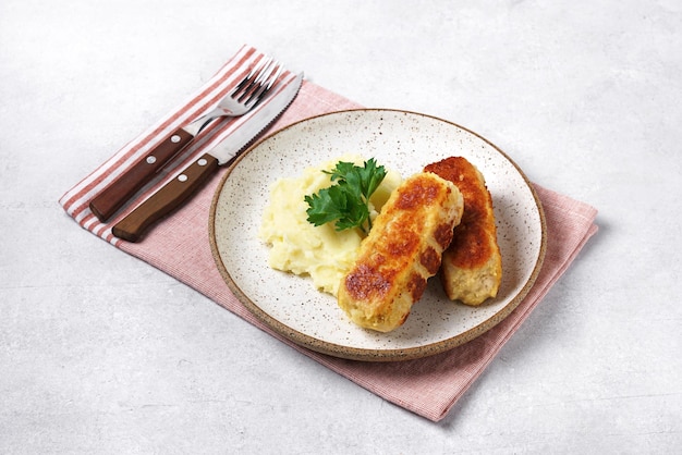 Cordon bleu con puré de patatas servido con perejil