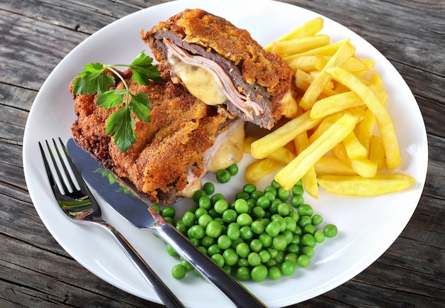 Cordon Blue mit Pommes Frites