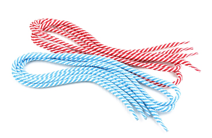 Foto cordones de colores aislados en blanco
