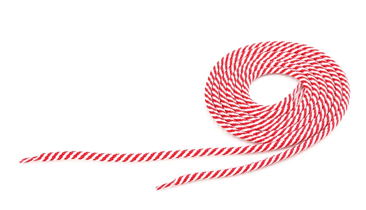 Foto cordones de colores aislados en blanco