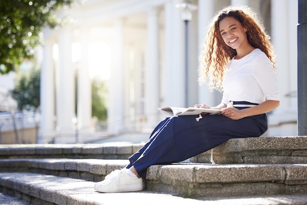 La cordura y la felicidad son una combinación imposible Foto de una mujer joven leyendo un libro afuera en el campus